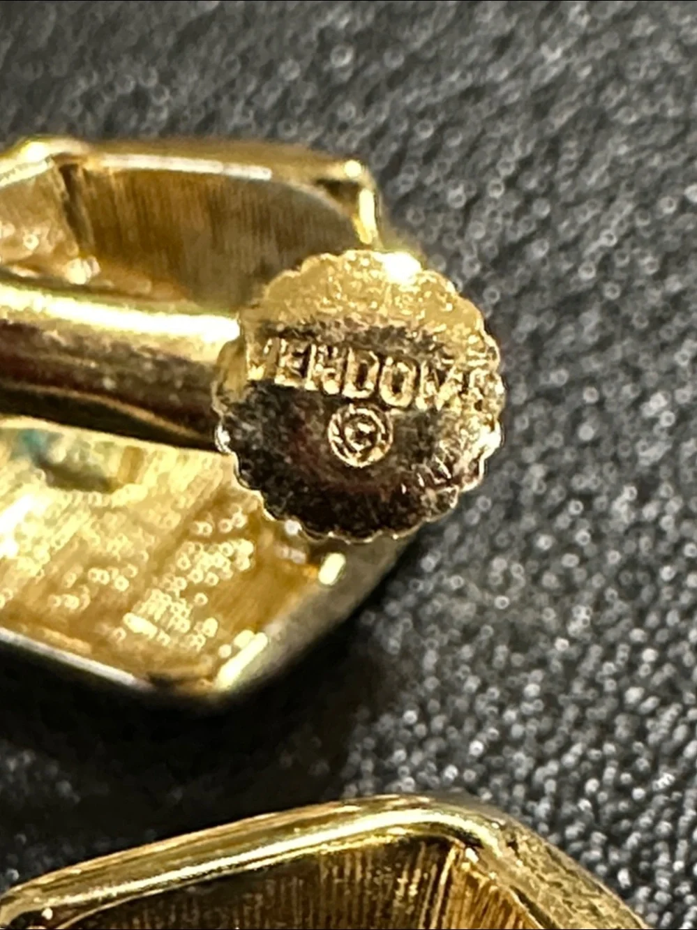 Vendome Pat.No. 3.176.465 VTG Gold Tone Adjustable Screw Back Clip On Earrings